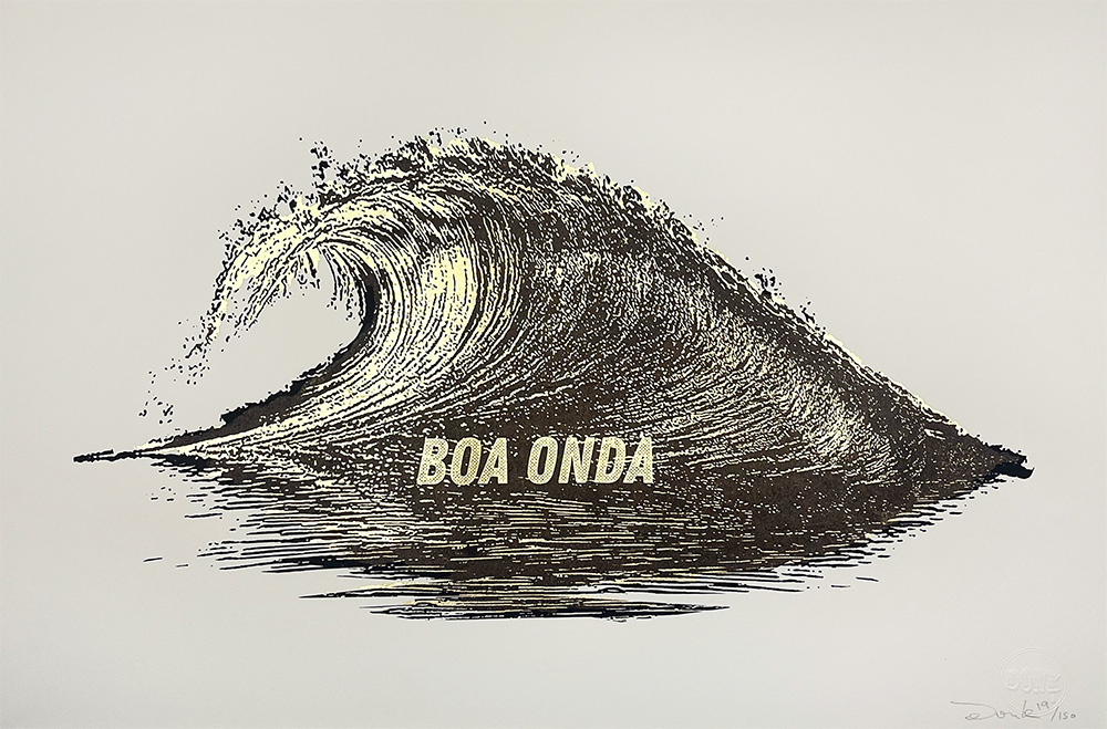 Illustration of a large breaking wave with the words "BOA ONDA" in its center, on a plain light background.